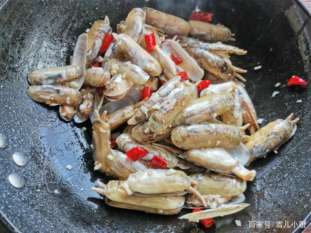 這個海鮮被稱作“小人仙”，肉質肥美，用這個方法做，一盤不夠吃
